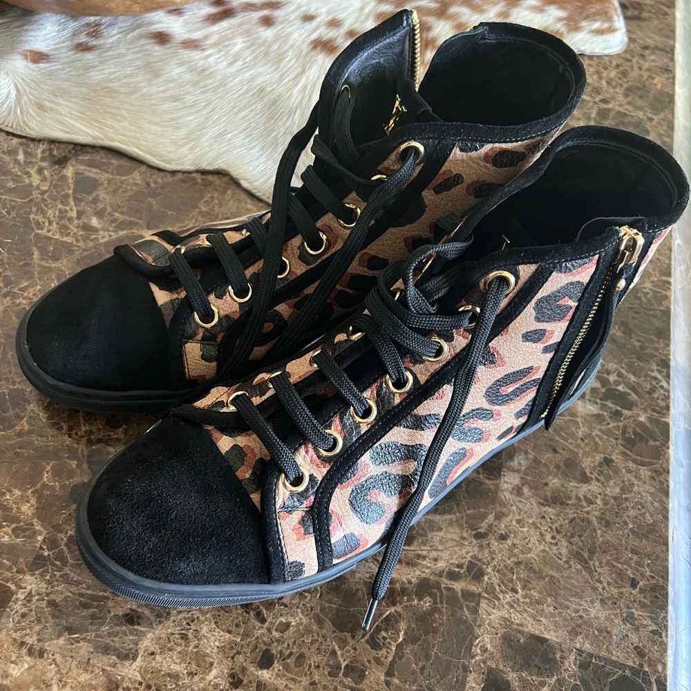 Black/Leopard print LV with a zipper and shoe lace, gently loved no box